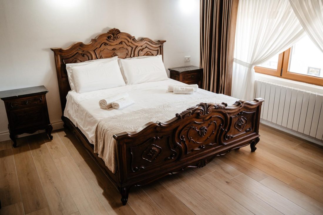 Cameră tradițională cu mobilier din lemn