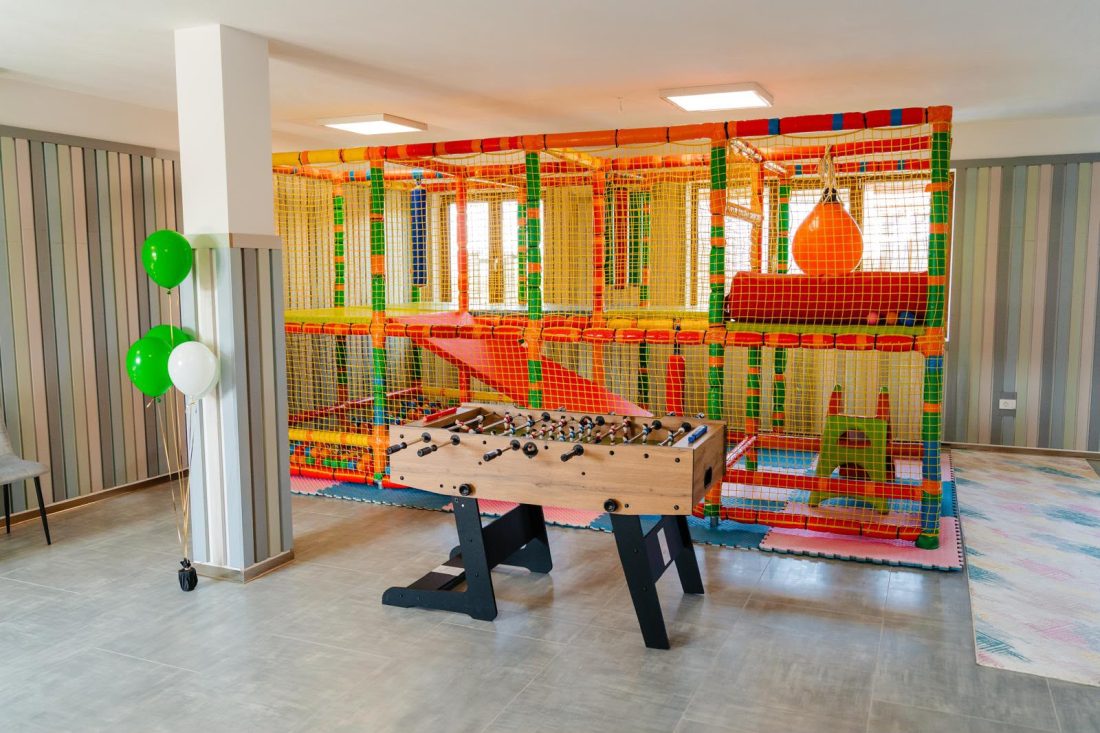 Loc de joacă interior cu masă de fusbol